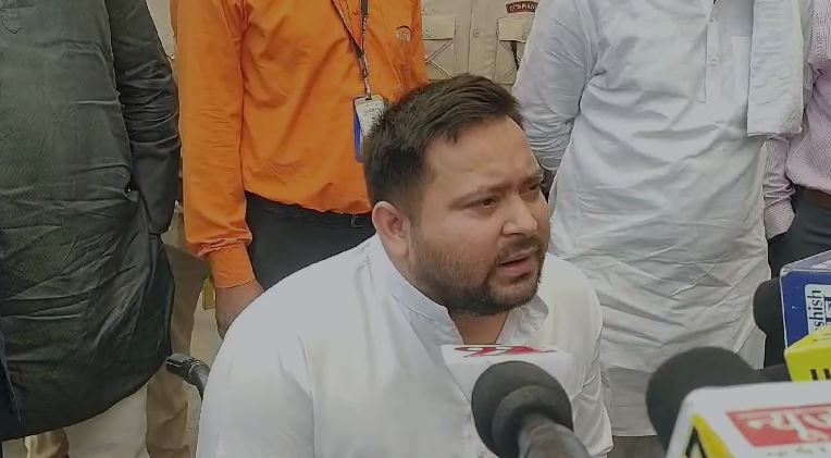 राष्ट्रीय जनता दल नेता तेजस्वी यादव ने लोक जनशक्ति पार्टी (रामविलास) प्रमुख चिराग पासवान को आरक्षण पर दिए बयान को लेकर आड़े हाथों लिया है।