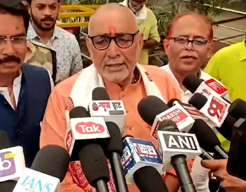 केंद्रीय मंत्री और भाजपा नेता गिरिराज सिंह ने बुधवार को राजद नेता तेजस्वी यादव पर निशाना साधते हुए कहा कि वे 'जॉब शो' नहीं 'जंगल शो', 'अपहरण शो' कर सकते हैं।