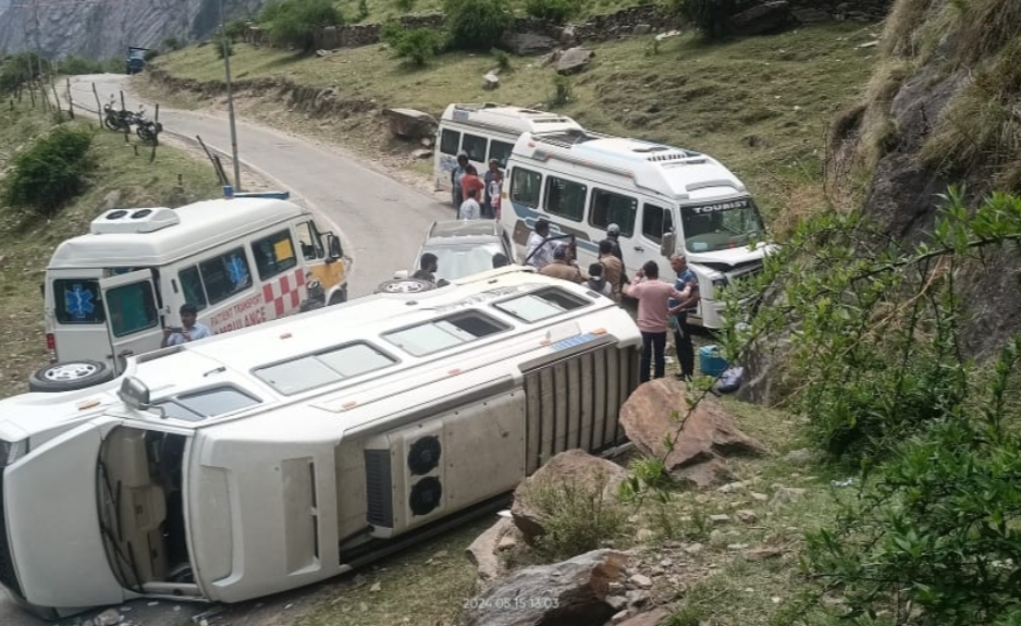 गंगोत्री हाइवे के पास गुजरात के श्रद्धालुओं की गाड़ी पलटी, आठ लोग घायल