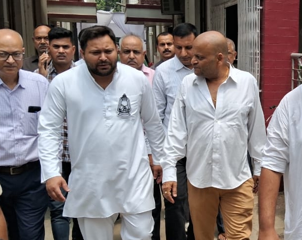 राजद नेता तेजस्वी यादव पहुंचे स्व. सुशील मोदी के आवास, पुष्प अर्पित कर दी श्रद्धांजलि