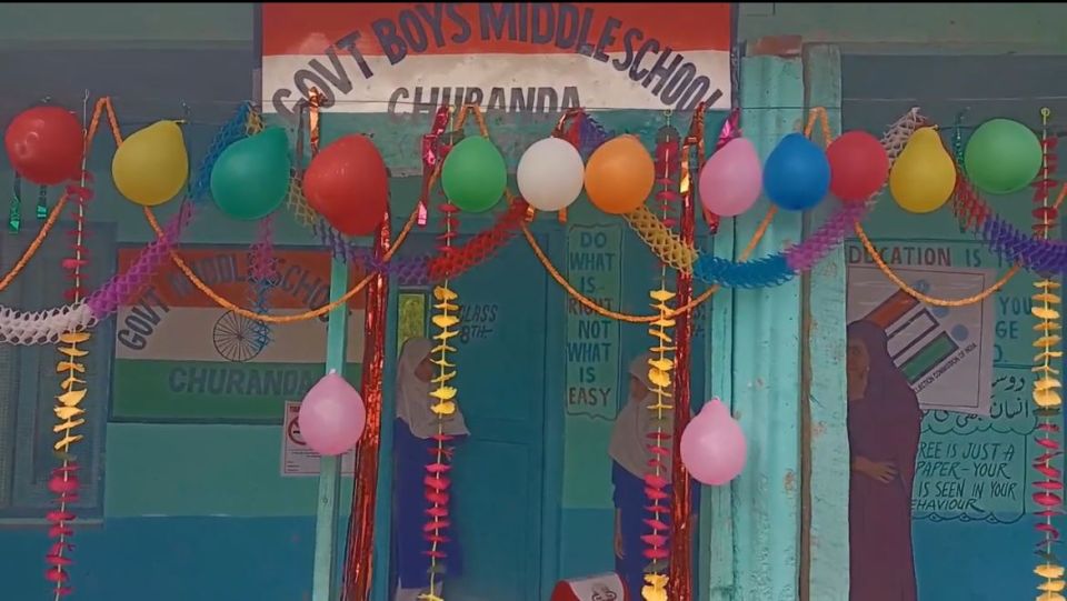 जम्मू-कश्मीर के चिरोंडा में दुल्हन की तरह सजे मतदान केंद्र, लोगों में उत्साह