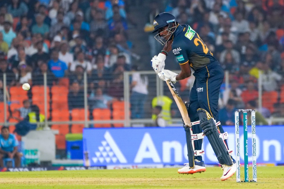 गुजरात टाइटंस के बी साई सुदर्शन ने चेन्नई सुपर किंग्स पर टीम की 35 रनों की जीत में अपने साथी शतकवीर शुभमन गिल के साथ अपना पहला आईपीएल शतक लगाया