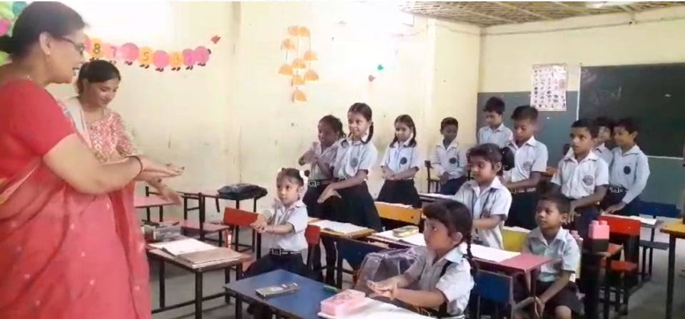 गर्मी की लंबी छुट्टी के बाद फिर खुले स्कूल, छात्रों में उत्साह का माहौल