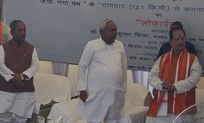 पटना: मरीन ड्राइव के तीसरे फेज के उद्घाटन पर सीएम नीतीश कुमार छूने लगे इंजीनियर के पैर