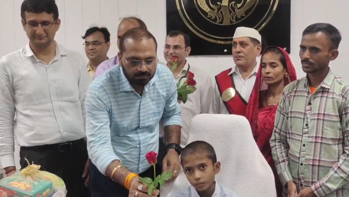 प्रयागराज में कैंसर से पीड़ित सचिन को 20 मिनट के लिए बनाया गया मंडलायुक्त