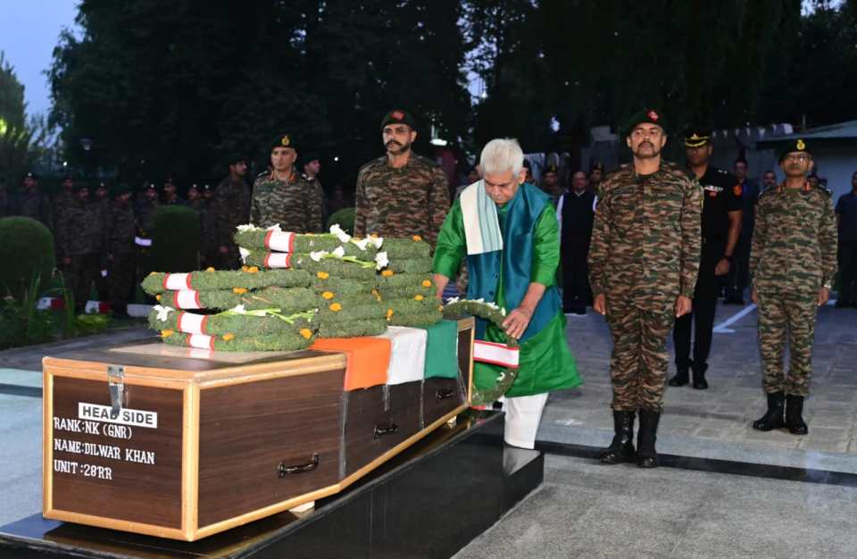 एलजी मनोज सिन्हा ने कुपवाड़ा में सर्वोच्च बलिदान देने वाले नायक दिलावर खान को पुष्पांजलि अर्पित की