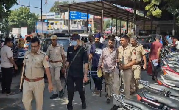 गैंगस्टर विक्रम बराड़ को जेएलएन अस्पताल लाया गया, अस्पताल परिसर छावनी में तब्दील