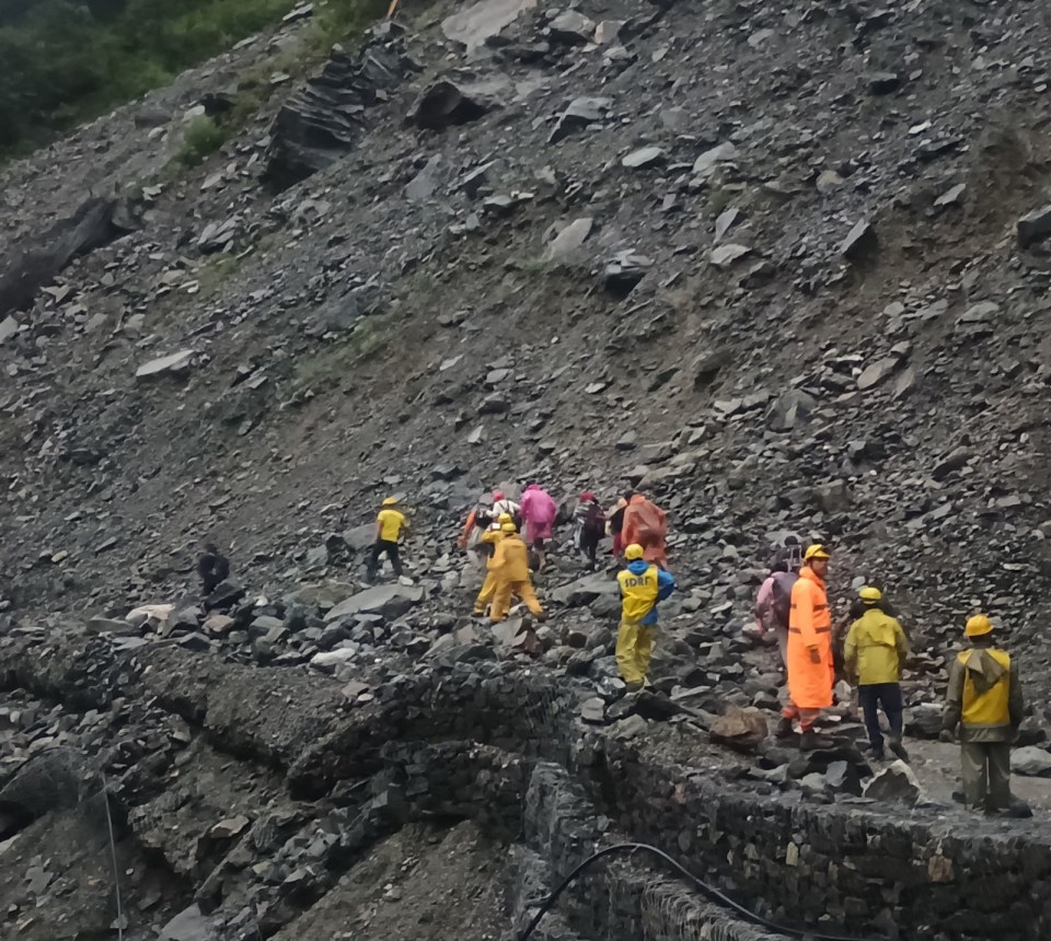 केदारनाथ से लौट रहे श्रद्धालु स्लाइड जोन में फंसे, एसडीआरएफ ने किया रेस्क्यू