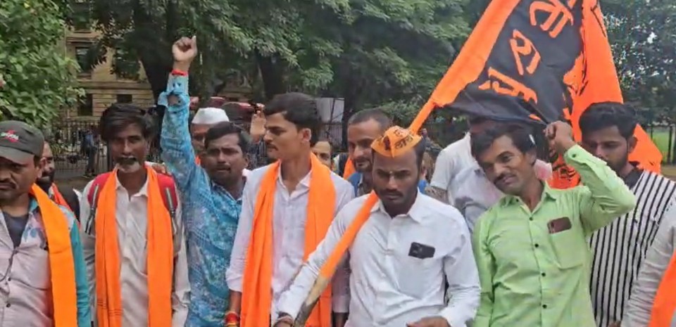 Maratha reservation supporters are arriving at Azad Maidan ahead of activist Manoj Jarange Patil's protest.