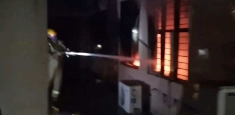 लखनऊ : शकुंतला मिश्रा यूनिवर्सिटी कैंपस के बैंक में देर रात लगी आग, फायर टीम ने खिड़की तोड़कर किया रेस्क्यू